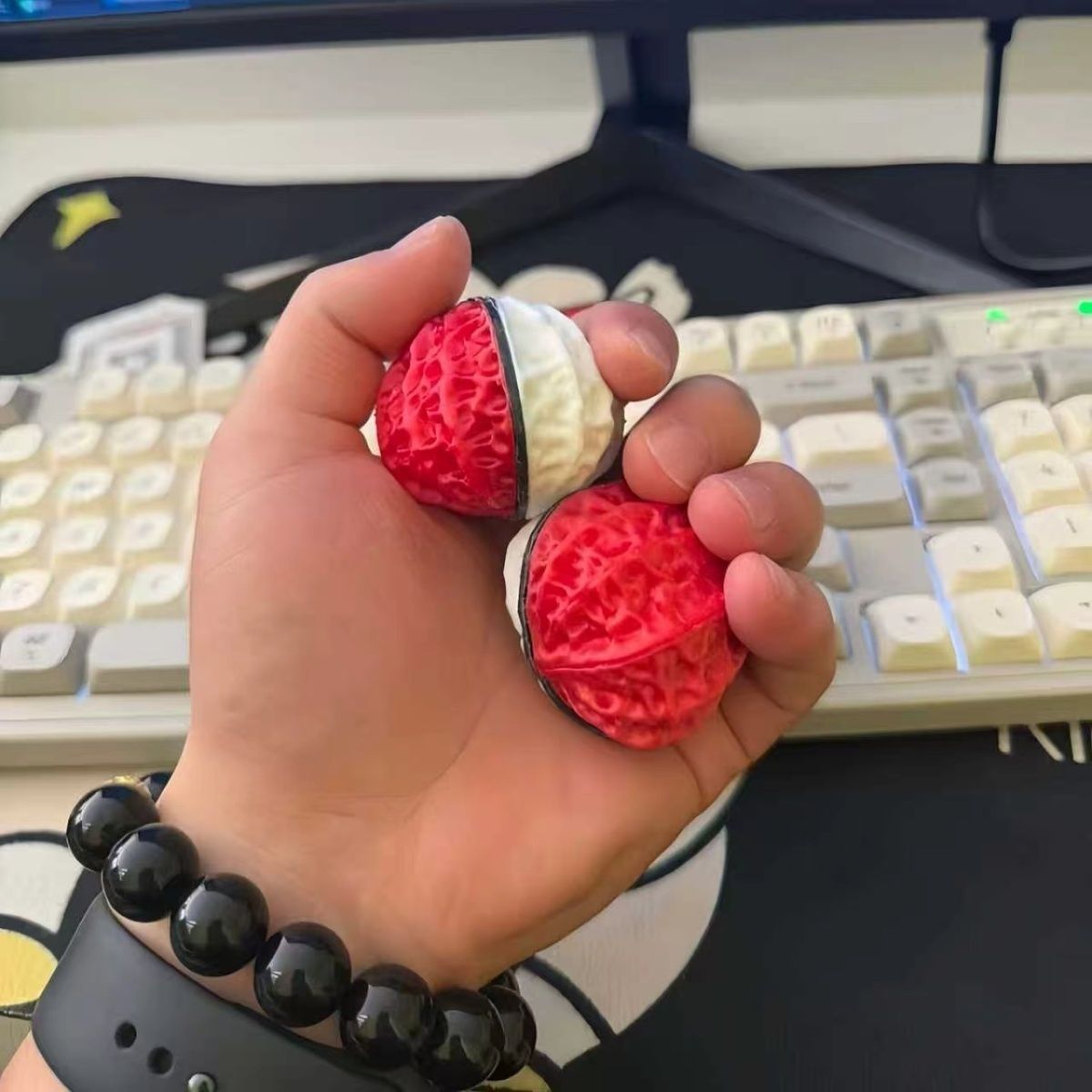 Pokemon Pokeball 3D Walnut Red - Pokeball Cosplay Prop recension och pris
